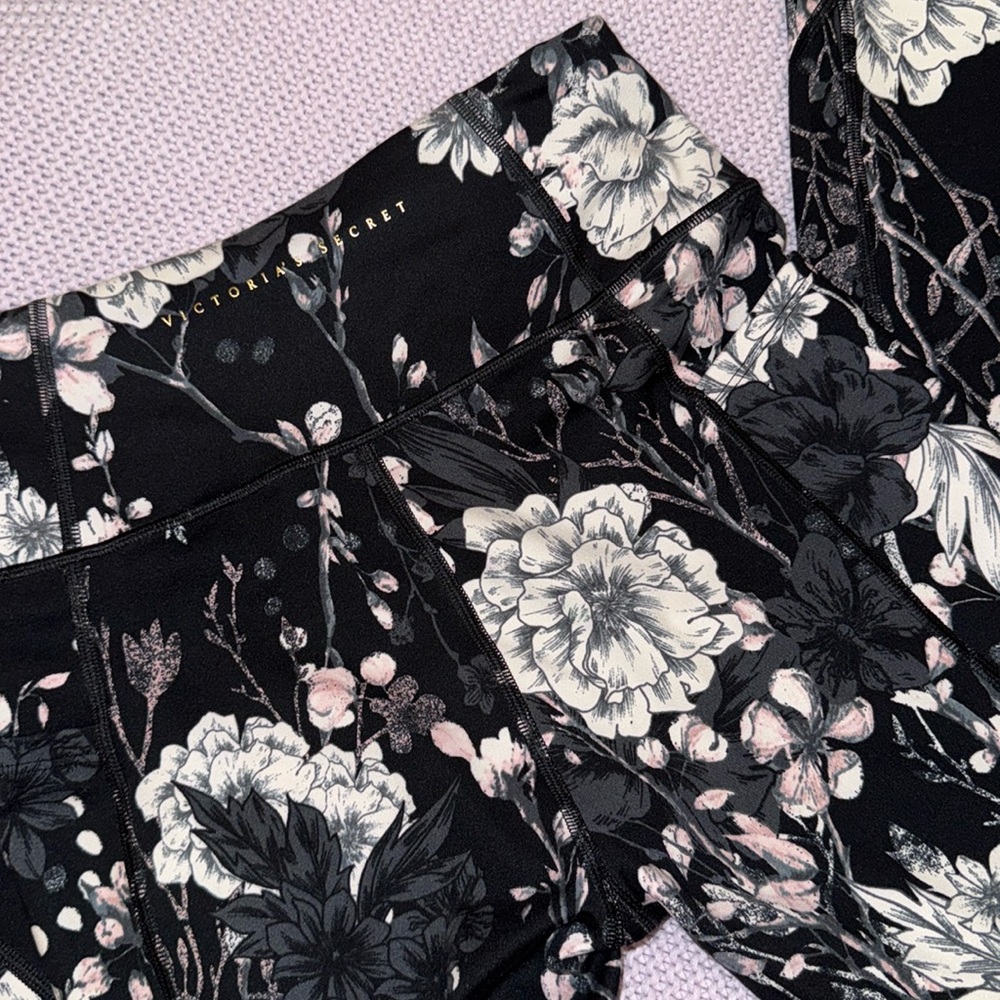 Victoria’s Secret Incredible Essential Leggings Black Pink Lily Floral - Picture 5 of 7